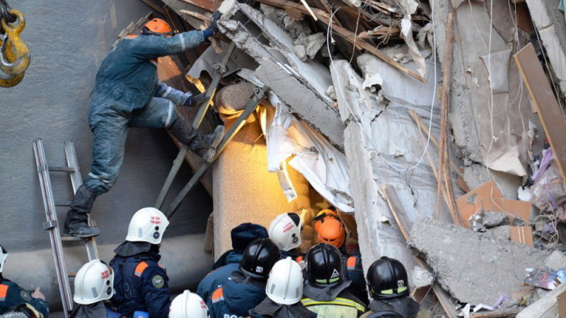 Tragedia en Rusia: 38 muertos por derrumbe de edificio