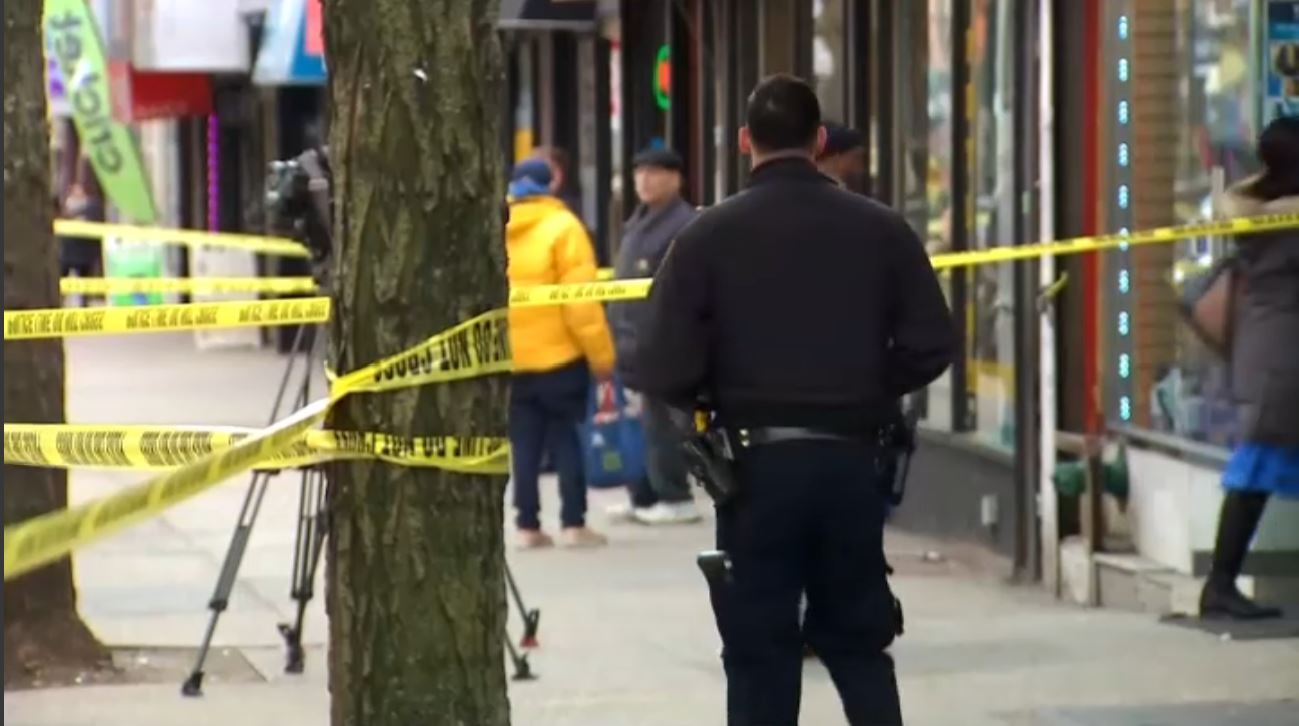 NYPD: Adolescente apuñalado con paraguas 