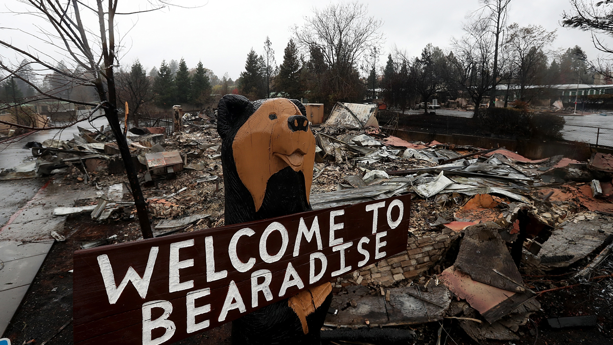 Miles regresan a clases tras devastadores incendios